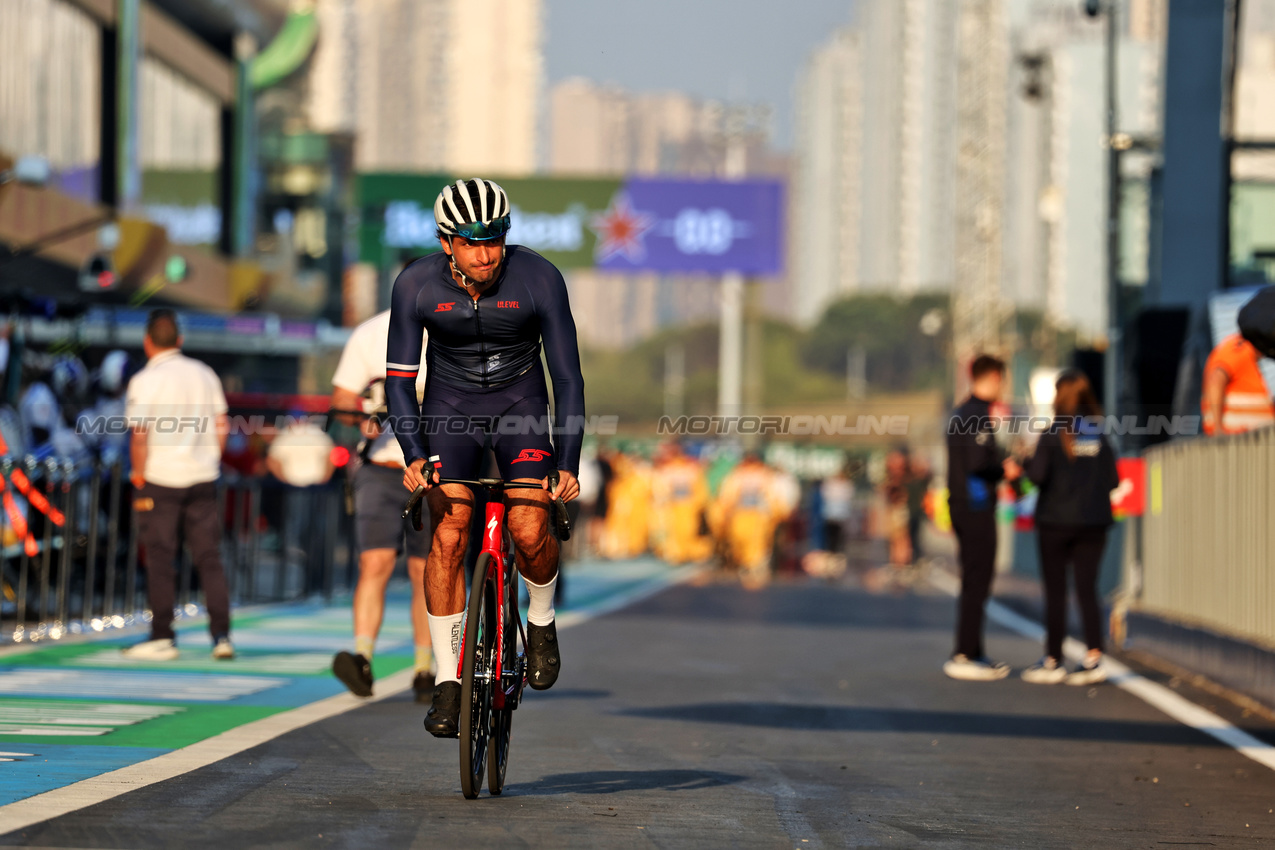 GP CINA, Carlos Sainz (ESP) Atlassian Williams Racing rides the circuit.

20.03.2025. Formula 1 World Championship, Rd 2, Chinese Grand Prix, Shanghai, China, Preparation Day.

- www.xpbimages.com, EMail: requests@xpbimages.com © Copyright: Bearne / XPB Images