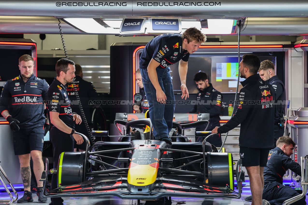 GP CINA, Liam Lawson (NZL), Red Bull Racing 
20.03.2025. Formula 1 World Championship, Rd 2, Chinese Grand Prix, Shanghai, China, Preparation Day.
- www.xpbimages.com, EMail: requests@xpbimages.com © Copyright: Charniaux / XPB Images