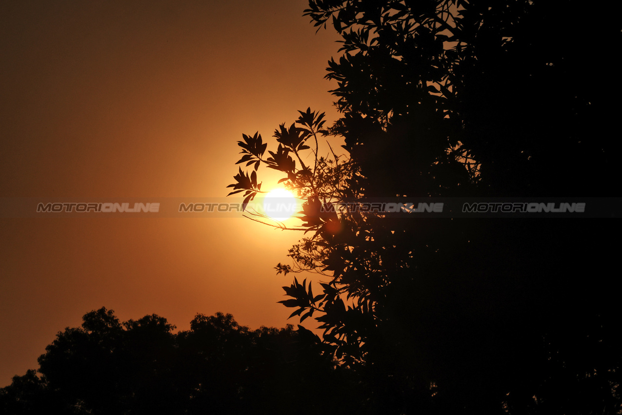 GP CINA, Circuit Atmosfera - sunset.

20.03.2025. Formula 1 World Championship, Rd 2, Chinese Grand Prix, Shanghai, China, Preparation Day.

- www.xpbimages.com, EMail: requests@xpbimages.com © Copyright: Moy / XPB Images