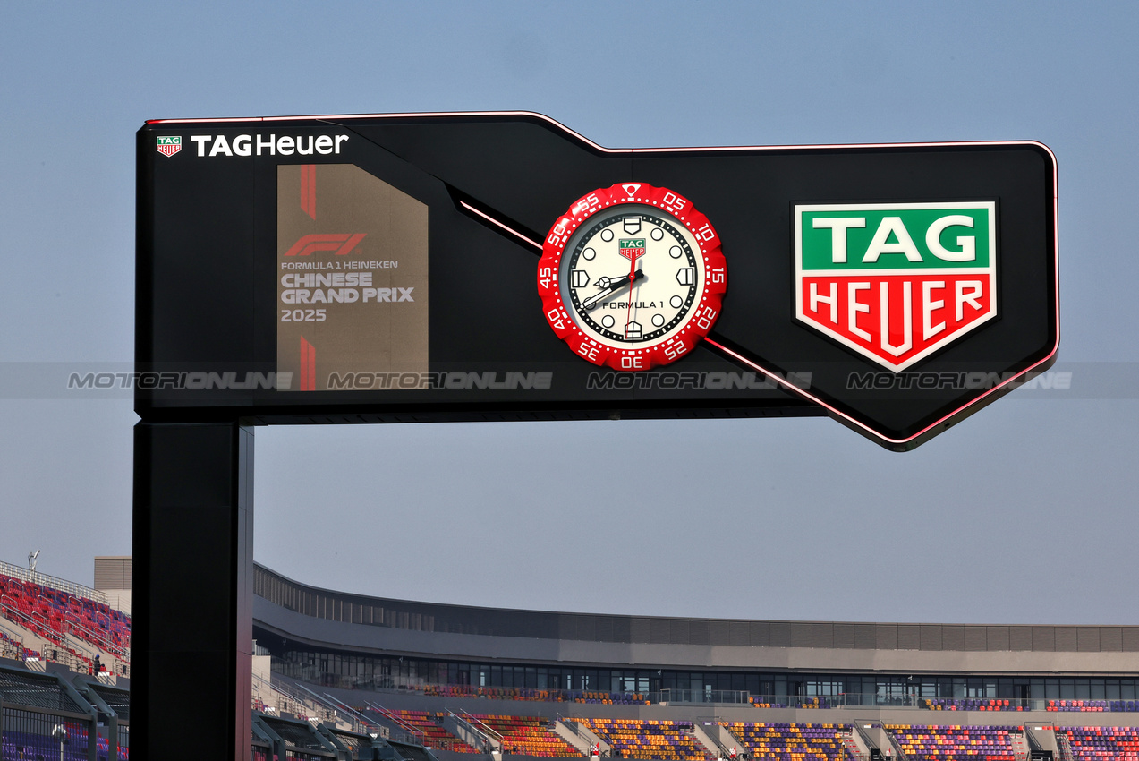 GP CINA, Circuit Atmosfera - Tag Heuer clock in the pits.

20.03.2025. Formula 1 World Championship, Rd 2, Chinese Grand Prix, Shanghai, China, Preparation Day.

- www.xpbimages.com, EMail: requests@xpbimages.com © Copyright: Moy / XPB Images