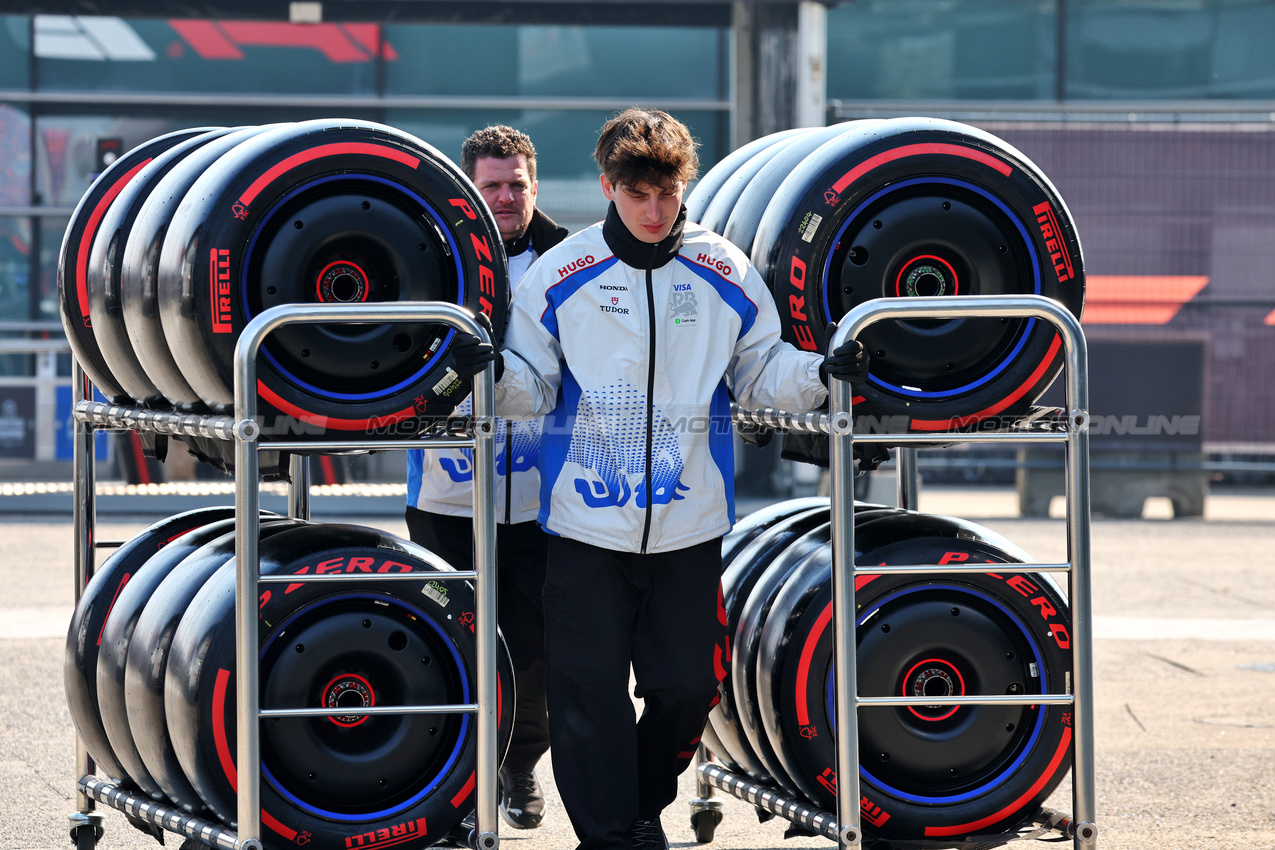 GP CINA, Racing Bulls meccanici with Pirelli tyres.

20.03.2025. Formula 1 World Championship, Rd 2, Chinese Grand Prix, Shanghai, China, Preparation Day.

- www.xpbimages.com, EMail: requests@xpbimages.com © Copyright: Moy / XPB Images