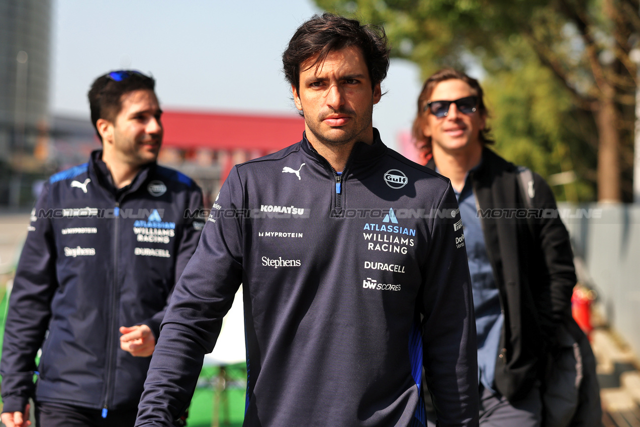 GP CINA, Carlos Sainz (ESP) Atlassian Williams Racing.

20.03.2025. Formula 1 World Championship, Rd 2, Chinese Grand Prix, Shanghai, China, Preparation Day.

- www.xpbimages.com, EMail: requests@xpbimages.com © Copyright: Bearne / XPB Images