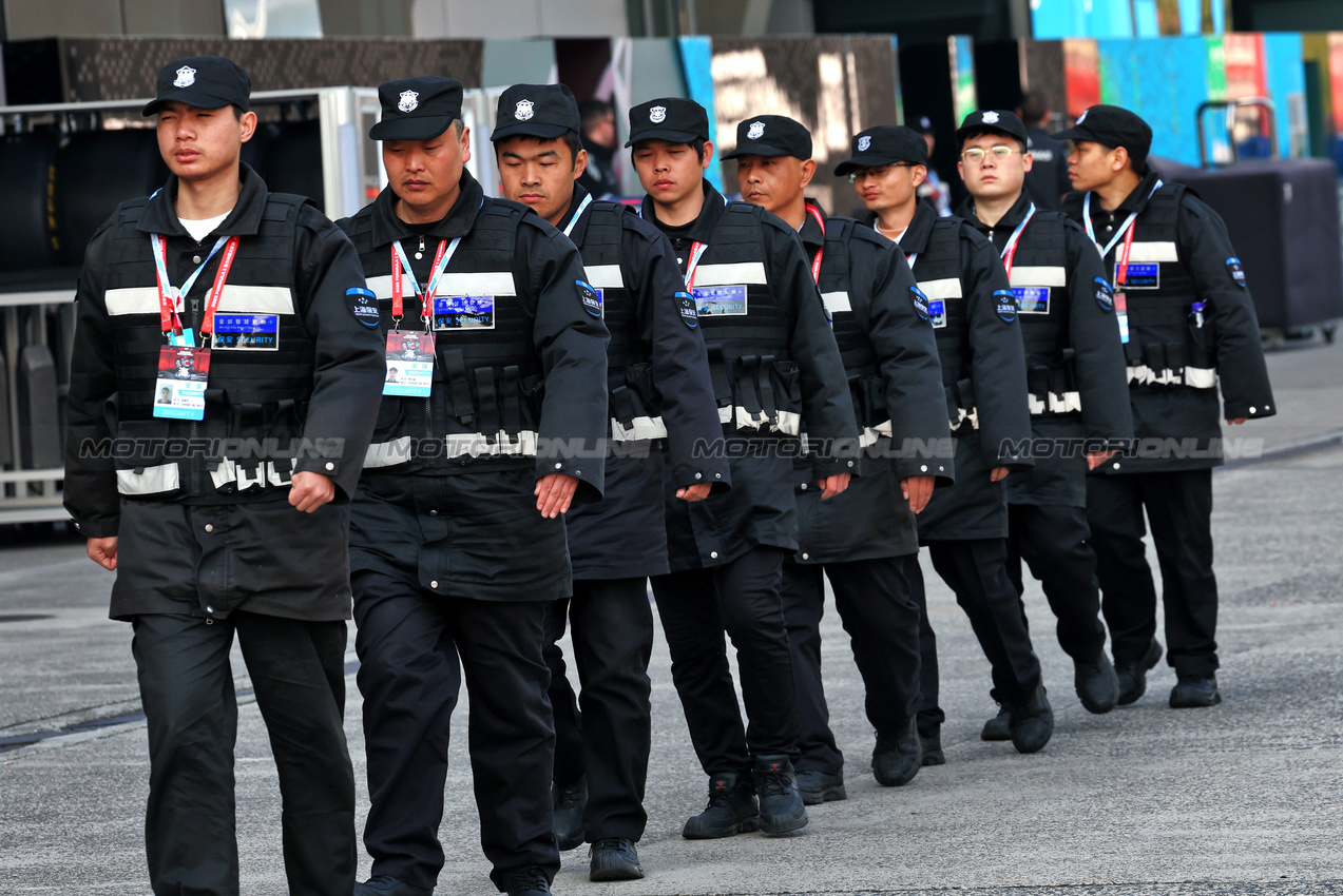 GP CINA, Paddock Atmosfera - security.

20.03.2025. Formula 1 World Championship, Rd 2, Chinese Grand Prix, Shanghai, China, Preparation Day.

- www.xpbimages.com, EMail: requests@xpbimages.com © Copyright: Moy / XPB Images