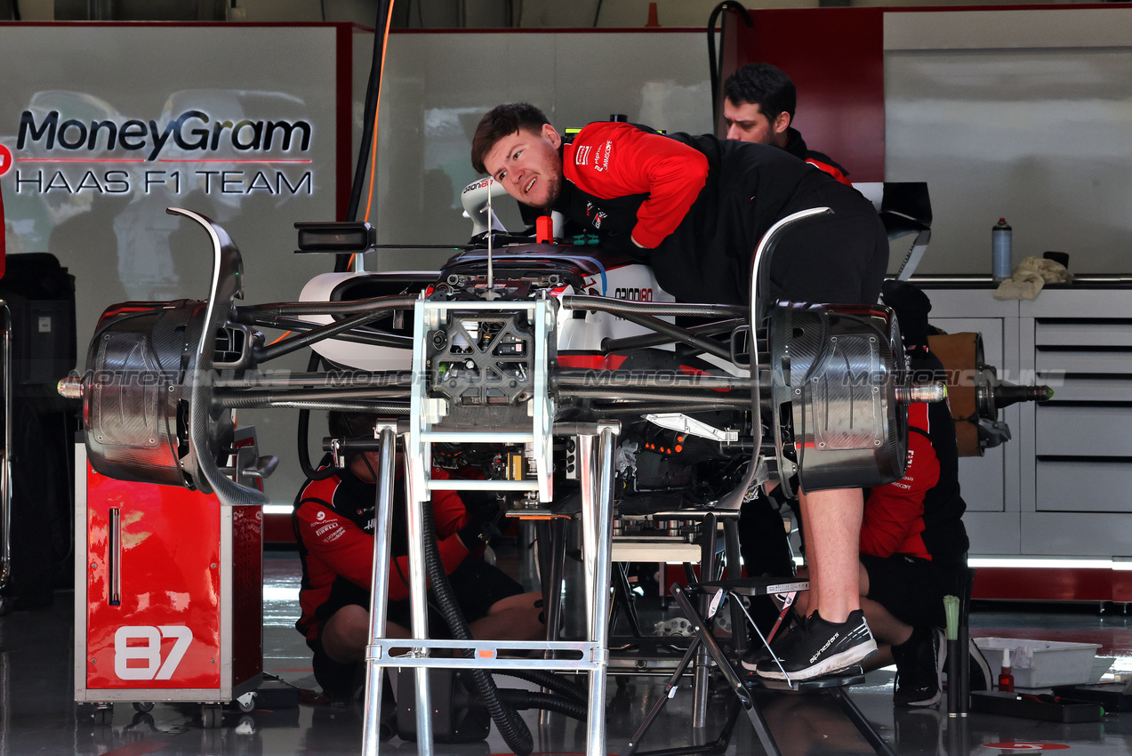 GP CINA, Haas VF-25 being built in the pit garage.

20.03.2025. Formula 1 World Championship, Rd 2, Chinese Grand Prix, Shanghai, China, Preparation Day.

- www.xpbimages.com, EMail: requests@xpbimages.com © Copyright: Moy / XPB Images