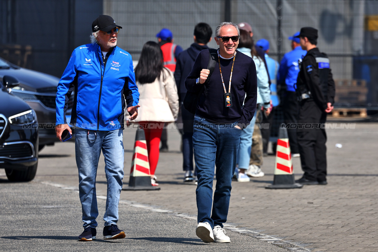 GP CINA, (L to R): Flavio Briatore (ITA) Alpine F1 Team Executive Advisor with Stefano Domenicali (ITA) Formula One President e CEO.

20.03.2025. Formula 1 World Championship, Rd 2, Chinese Grand Prix, Shanghai, China, Preparation Day.

- www.xpbimages.com, EMail: requests@xpbimages.com © Copyright: Moy / XPB Images