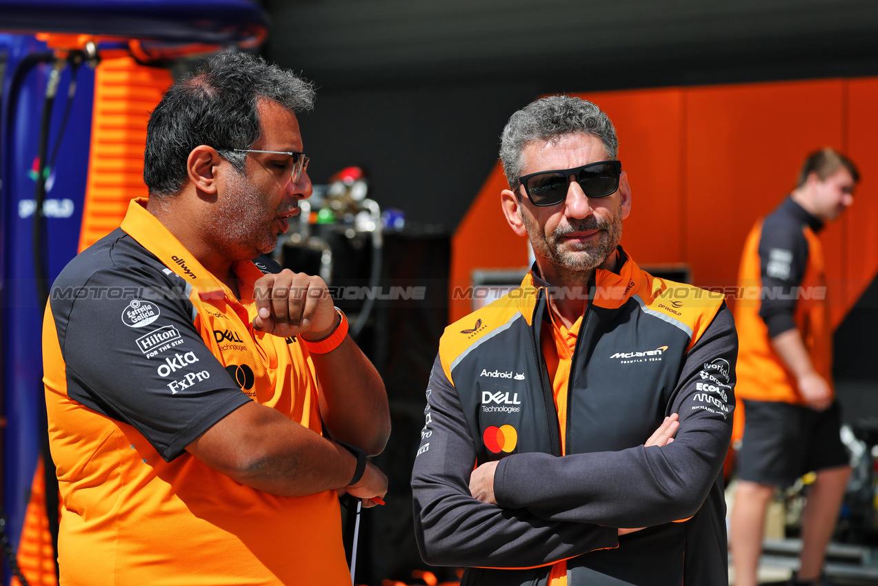 GP CINA, (L to R): Randy Singh (GBR) McLaren Strategy e Sporting Director with Andrea Stella (ITA) McLaren Team Principal.

20.03.2025. Formula 1 World Championship, Rd 2, Chinese Grand Prix, Shanghai, China, Preparation Day.

- www.xpbimages.com, EMail: requests@xpbimages.com © Copyright: Batchelor / XPB Images