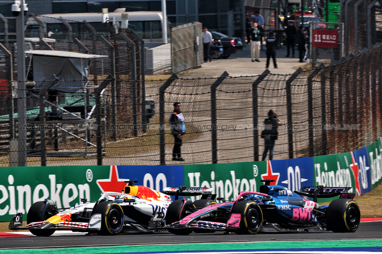 GP CINA, Isack Hadjar (FRA) Racing Bulls VCARB 02 e Pierre Gasly (FRA) Alpine F1 Team A525 battle for position.

22.03.2025. Formula 1 World Championship, Rd 2, Chinese Grand Prix, Shanghai, China, Sprint e Qualifiche Day.

- www.xpbimages.com, EMail: requests@xpbimages.com © Copyright: Batchelor / XPB Images