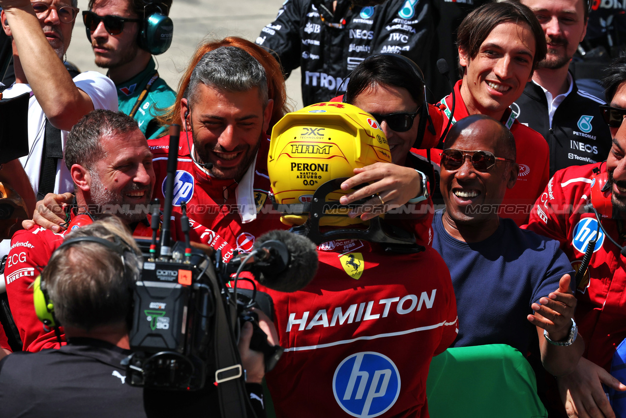 GP CINA, Gara winner Lewis Hamilton (GBR) Ferrari celebrates with his father Anthony Hamilton (GBR) e the team in Sprint parc ferme.

22.03.2025. Formula 1 World Championship, Rd 2, Chinese Grand Prix, Shanghai, China, Sprint e Qualifiche Day.

- www.xpbimages.com, EMail: requests@xpbimages.com © Copyright: Moy / XPB Images
