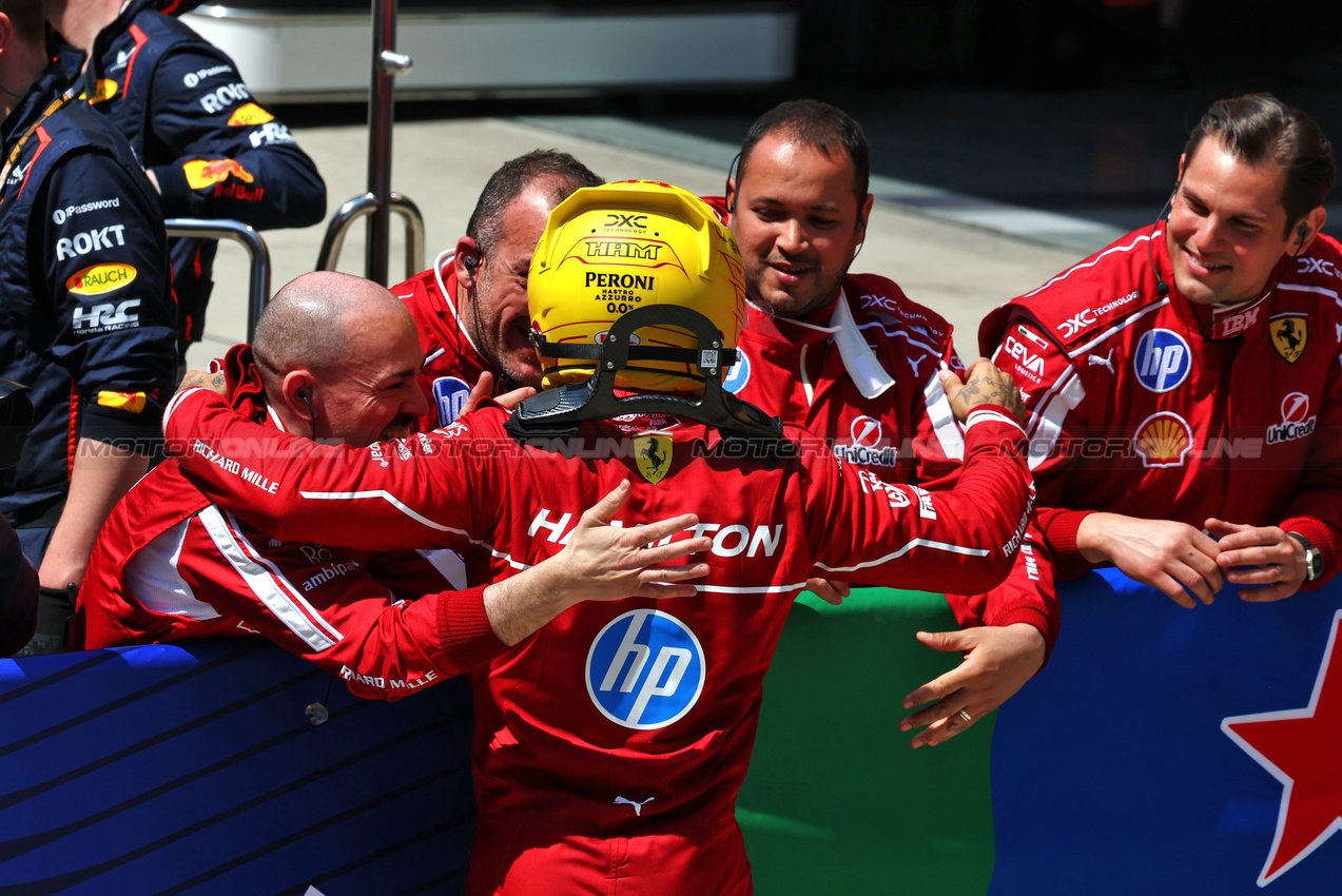 GP CINA, Gara winner Lewis Hamilton (GBR) Ferrari celebrates with the team in Sprint parc ferme.

22.03.2025. Formula 1 World Championship, Rd 2, Chinese Grand Prix, Shanghai, China, Sprint e Qualifiche Day.

- www.xpbimages.com, EMail: requests@xpbimages.com © Copyright: Moy / XPB Images