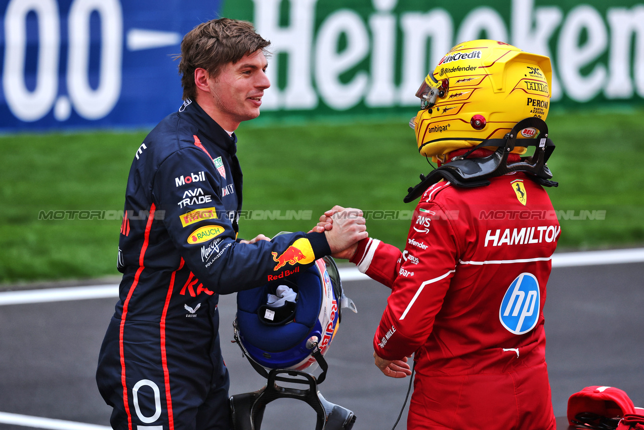 GP CINA, (L to R): Third placed Max Verstappen (NLD) Red Bull Racing with vincitore Lewis Hamilton (GBR) Ferrari in Sprint parc ferme.

22.03.2025. Formula 1 World Championship, Rd 2, Chinese Grand Prix, Shanghai, China, Sprint e Qualifiche Day.

- www.xpbimages.com, EMail: requests@xpbimages.com © Copyright: Moy / XPB Images