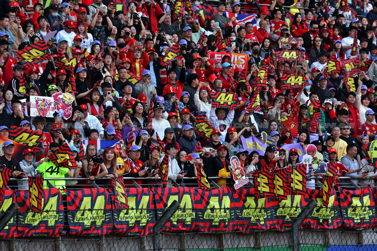 GP CINA, Circuit Atmosfera - Lewis Hamilton (GBR) Ferrari fans in the grandstand.

22.03.2025. Formula 1 World Championship, Rd 2, Chinese Grand Prix, Shanghai, China, Sprint e Qualifiche Day.

- www.xpbimages.com, EMail: requests@xpbimages.com © Copyright: Moy / XPB Images