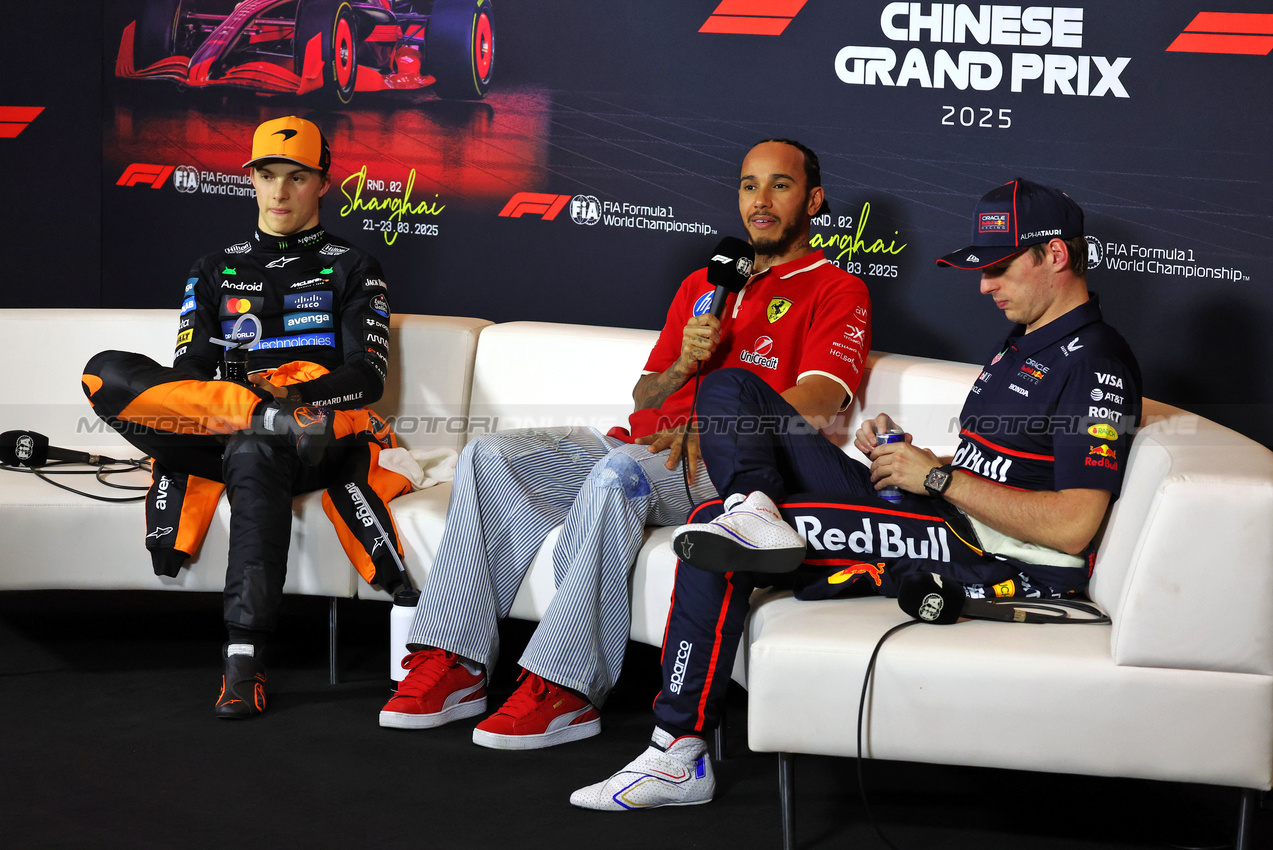GP CINA, (L to R): Oscar Piastri (AUS) McLaren; Lewis Hamilton (GBR) Ferrari; e Max Verstappen (NLD) Red Bull Racing, in the FIA Press Conference.

22.03.2025. Formula 1 World Championship, Rd 2, Chinese Grand Prix, Shanghai, China, Sprint e Qualifiche Day.

- www.xpbimages.com, EMail: requests@xpbimages.com © Copyright: Moy / XPB Images