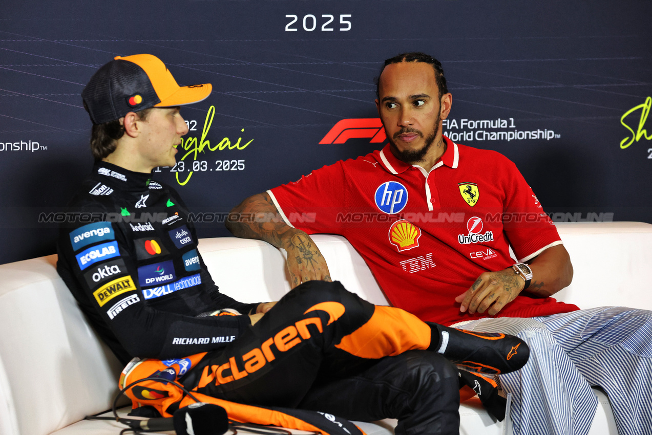 GP CINA, (L to R): Oscar Piastri (AUS) McLaren e Lewis Hamilton (GBR) Ferrari in the FIA Press Conference.

22.03.2025. Formula 1 World Championship, Rd 2, Chinese Grand Prix, Shanghai, China, Sprint e Qualifiche Day.

- www.xpbimages.com, EMail: requests@xpbimages.com © Copyright: Moy / XPB Images