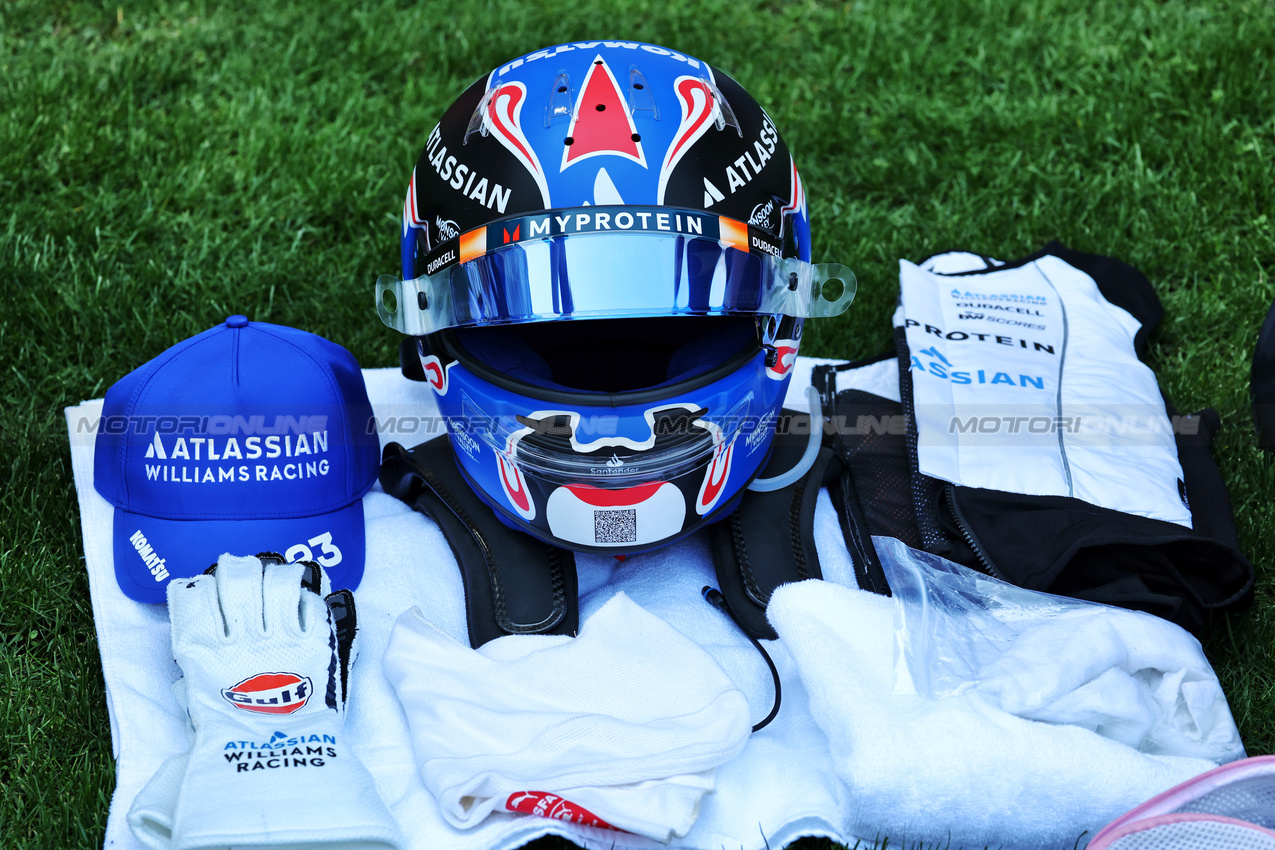 GP CINA, The helmet of Alexander Albon (THA) Atlassian Williams Racing on the grid.

22.03.2025. Formula 1 World Championship, Rd 2, Chinese Grand Prix, Shanghai, China, Sprint e Qualifiche Day.

- www.xpbimages.com, EMail: requests@xpbimages.com © Copyright: Moy / XPB Images