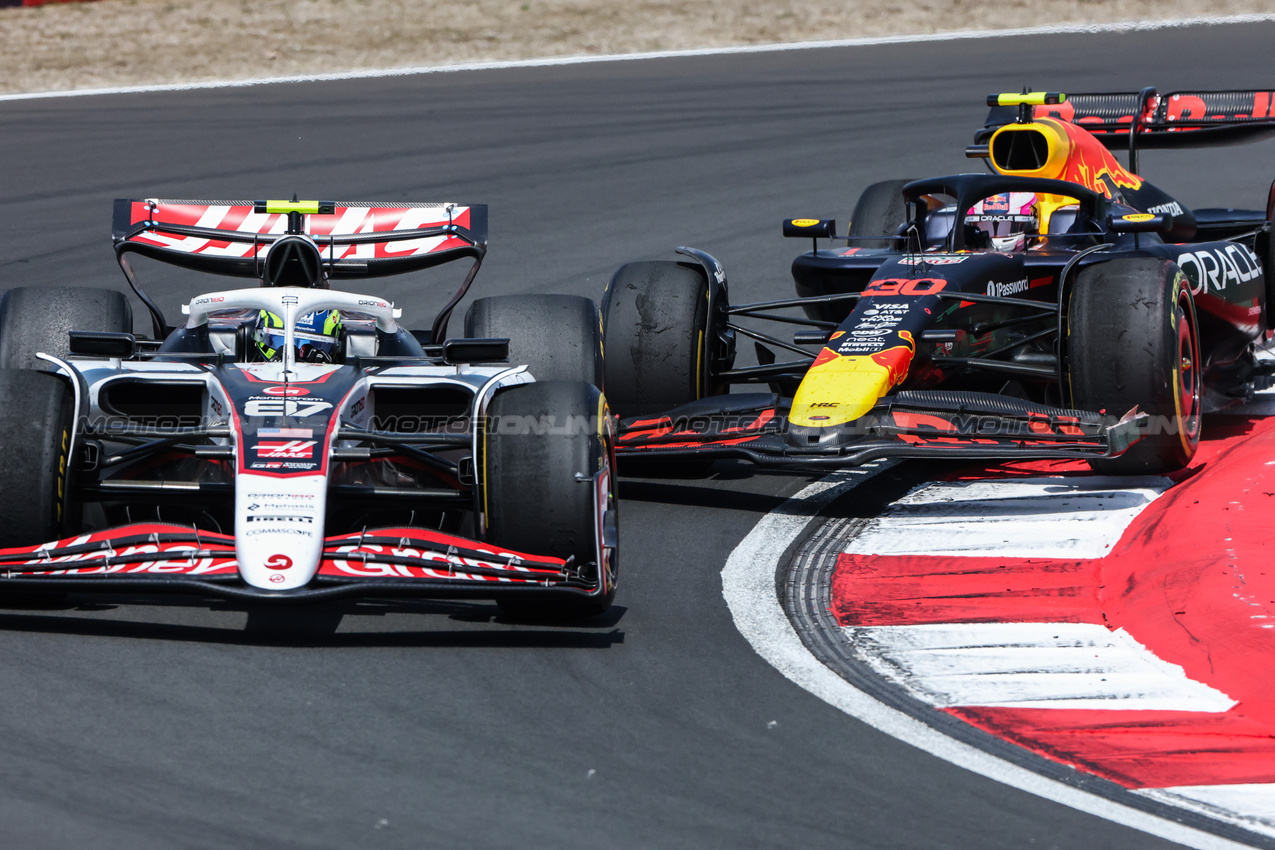 GP CINA, Oliver Bearman (GBR), Haas F1 Team e Liam Lawson (NZL), Red Bull Racing 
22.03.2025. Formula 1 World Championship, Rd 2, Chinese Grand Prix, Shanghai, China, Sprint e Qualifiche Day.
- www.xpbimages.com, EMail: requests@xpbimages.com © Copyright: Charniaux / XPB Images