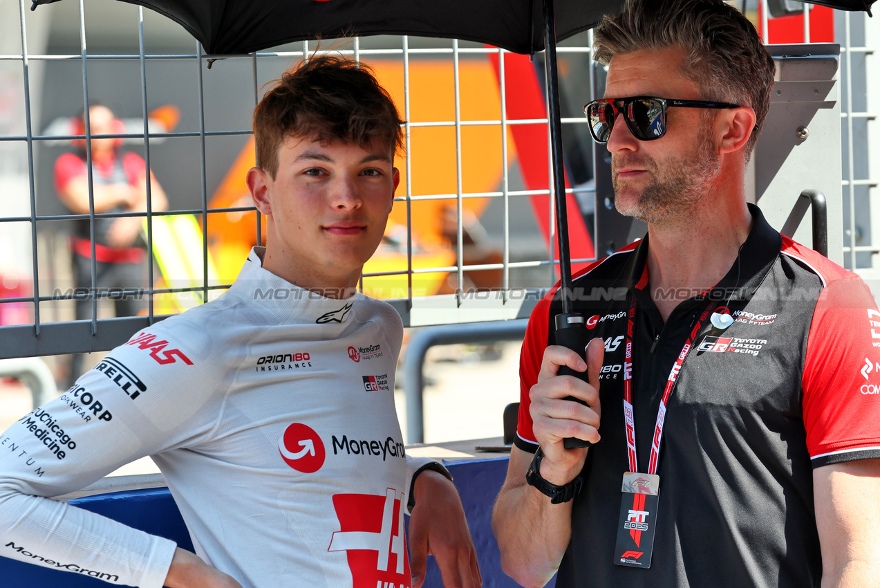 GP CINA, Oliver Bearman (GBR) Haas F1 Team with Martin Poole (GBR) Haas F1 Team Personal Trainer on the grid.

22.03.2025. Formula 1 World Championship, Rd 2, Chinese Grand Prix, Shanghai, China, Sprint e Qualifiche Day.

- www.xpbimages.com, EMail: requests@xpbimages.com © Copyright: Batchelor / XPB Images