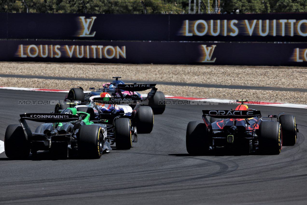 GP CINA, (L to R): Gabriel Bortoleto (BRA) Sauber C45 e Liam Lawson (NZL) Red Bull Racing RB21.

22.03.2025. Formula 1 World Championship, Rd 2, Chinese Grand Prix, Shanghai, China, Sprint e Qualifiche Day.

- www.xpbimages.com, EMail: requests@xpbimages.com © Copyright: Moy / XPB Images