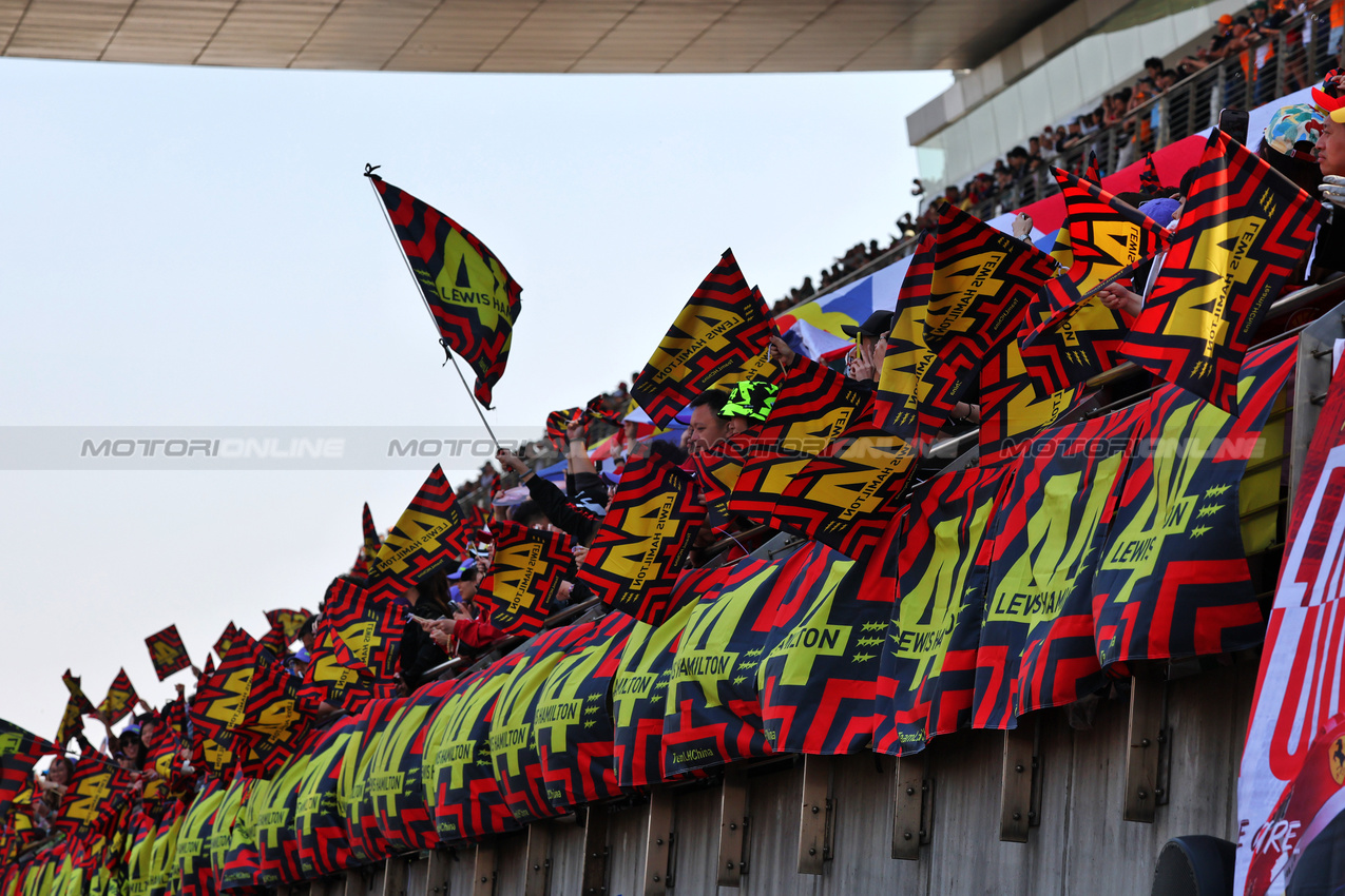 GP CINA, Circuit Atmosfera - Lewis Hamilton (GBR) Ferrari SF-25 fans e flags in the grandstand.

22.03.2025. Formula 1 World Championship, Rd 2, Chinese Grand Prix, Shanghai, China, Sprint e Qualifiche Day.

- www.xpbimages.com, EMail: requests@xpbimages.com © Copyright: Batchelor / XPB Images