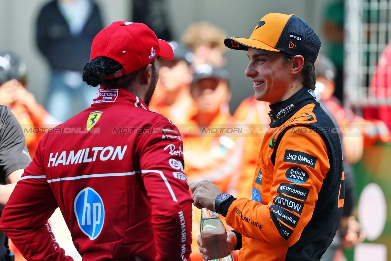 GP CINA, (L to R): Gara winner Lewis Hamilton (GBR) Ferrari in Sprint parc ferme with second placed Oscar Piastri (AUS) McLaren.

22.03.2025. Formula 1 World Championship, Rd 2, Chinese Grand Prix, Shanghai, China, Sprint e Qualifiche Day.

- www.xpbimages.com, EMail: requests@xpbimages.com © Copyright: Batchelor / XPB Images