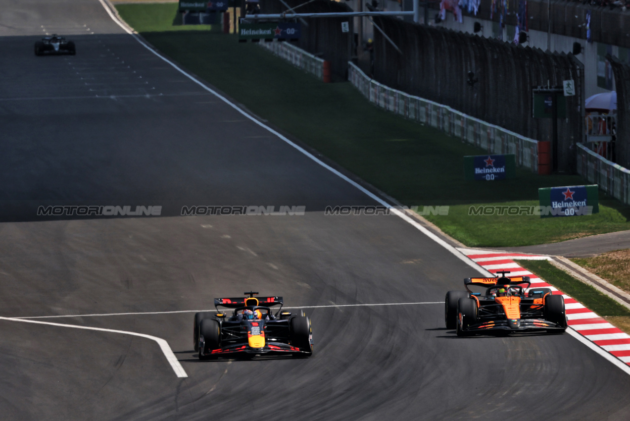 GP CINA, Max Verstappen (NLD) Red Bull Racing RB21 e Oscar Piastri (AUS) McLaren MCL39 battle for position.

22.03.2025. Formula 1 World Championship, Rd 2, Chinese Grand Prix, Shanghai, China, Sprint e Qualifiche Day.

- www.xpbimages.com, EMail: requests@xpbimages.com © Copyright: Batchelor / XPB Images