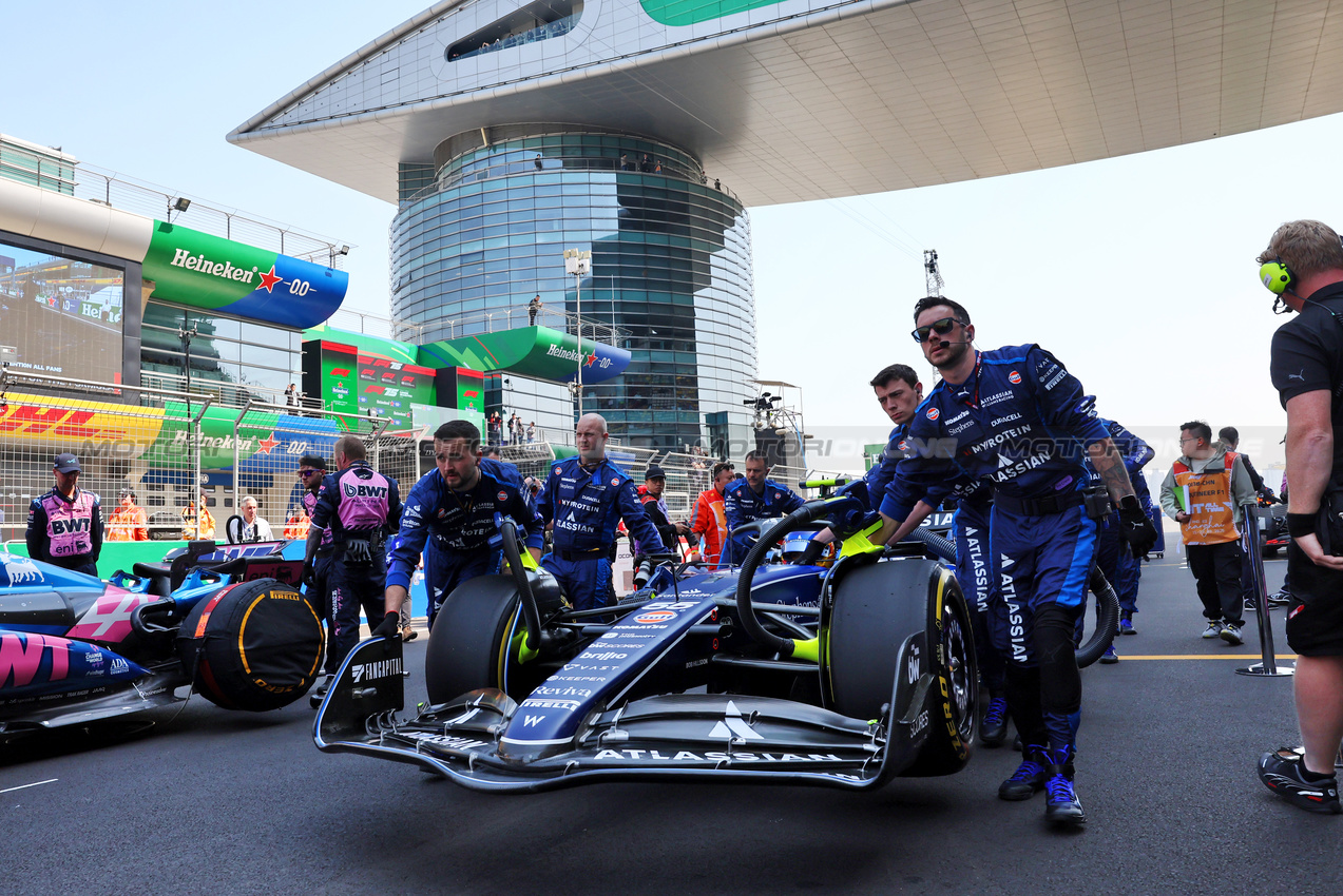 GP CINA, Carlos Sainz (ESP) Atlassian Williams Racing FW46 on the grid.

22.03.2025. Formula 1 World Championship, Rd 2, Chinese Grand Prix, Shanghai, China, Sprint e Qualifiche Day.

- www.xpbimages.com, EMail: requests@xpbimages.com © Copyright: Batchelor / XPB Images
