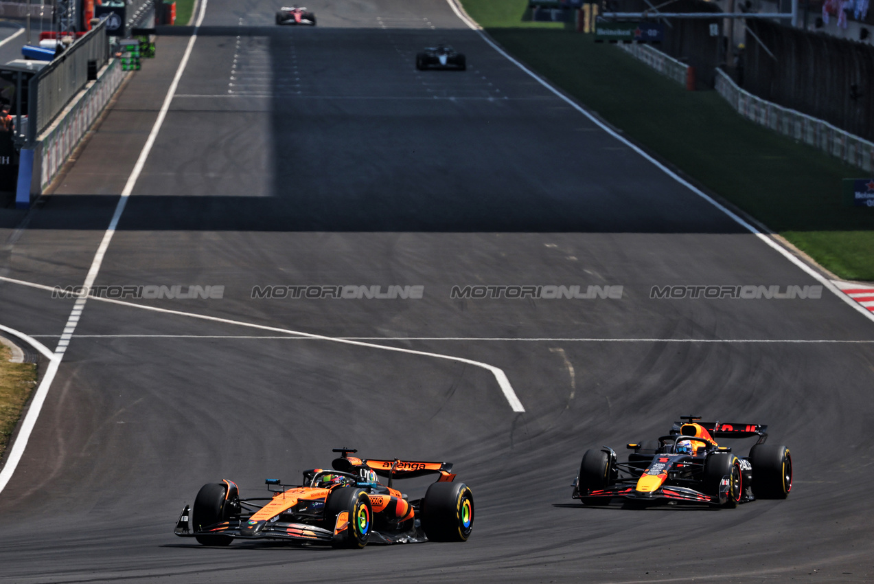 GP CINA, Oscar Piastri (AUS) McLaren MCL39 davanti a Max Verstappen (NLD) Red Bull Racing RB21.

22.03.2025. Formula 1 World Championship, Rd 2, Chinese Grand Prix, Shanghai, China, Sprint e Qualifiche Day.

- www.xpbimages.com, EMail: requests@xpbimages.com © Copyright: Batchelor / XPB Images