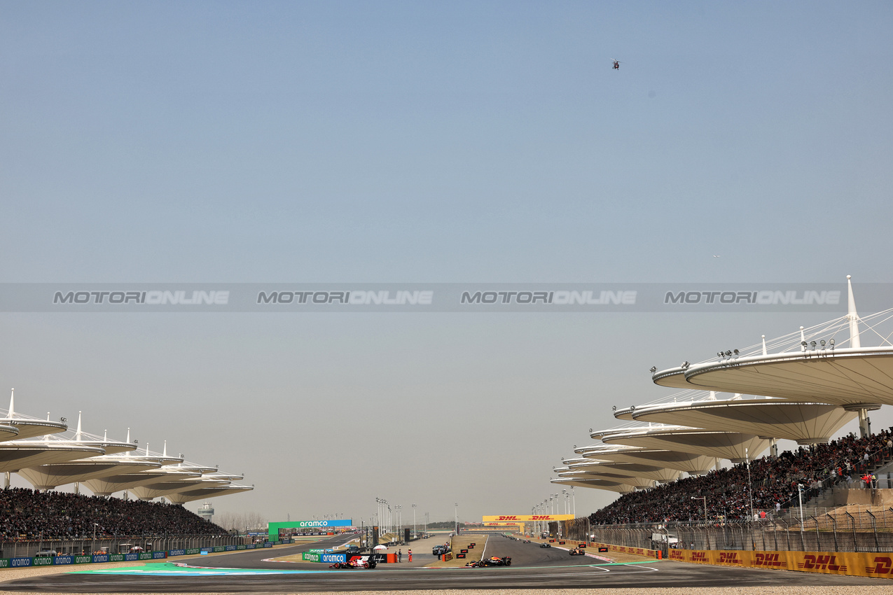 GP CINA, Lewis Hamilton (GBR) Ferrari SF-25 davanti a Max Verstappen (NLD) Red Bull Racing RB21.

22.03.2025. Formula 1 World Championship, Rd 2, Chinese Grand Prix, Shanghai, China, Sprint e Qualifiche Day.

- www.xpbimages.com, EMail: requests@xpbimages.com © Copyright: Bearne / XPB Images