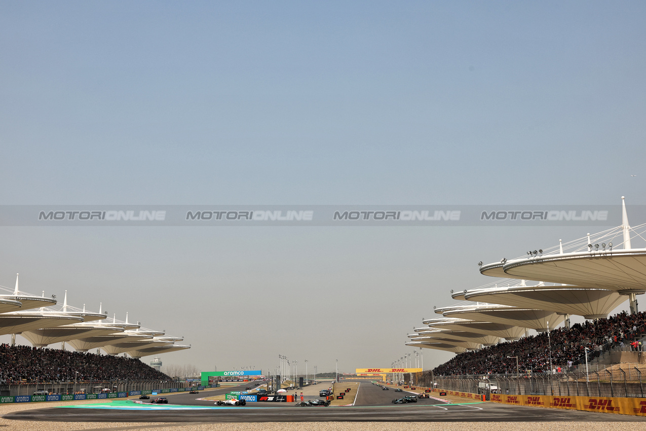 GP CINA, Yuki Tsunoda (JPN) Racing Bulls VCARB 02 davanti a Andrea Kimi Antonelli (ITA) Mercedes AMG F1 W16.

22.03.2025. Formula 1 World Championship, Rd 2, Chinese Grand Prix, Shanghai, China, Sprint e Qualifiche Day.

- www.xpbimages.com, EMail: requests@xpbimages.com © Copyright: Bearne / XPB Images