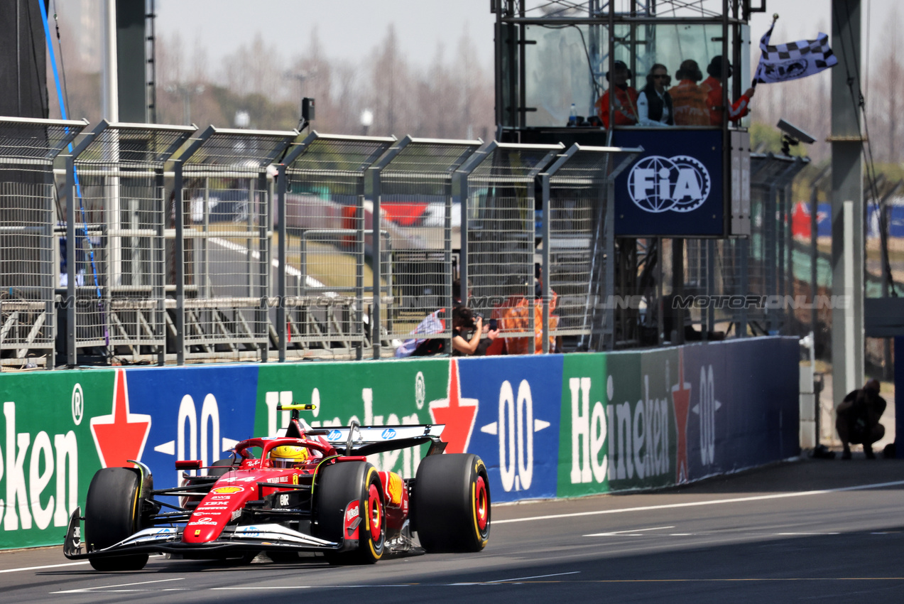 GP CINA, Gara winner Lewis Hamilton (GBR) Ferrari SF-25 takes the chequered flag at the end of Sprint.

22.03.2025. Formula 1 World Championship, Rd 2, Chinese Grand Prix, Shanghai, China, Sprint e Qualifiche Day.

- www.xpbimages.com, EMail: requests@xpbimages.com © Copyright: Bearne / XPB Images