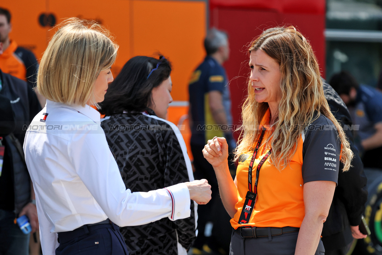GP CINA, (L to R): Susie Wolff (GBR) F1 Academy Managing Director with Stephanie Carlin (GBR) McLaren Business Operations Director.

22.03.2025. Formula 1 World Championship, Rd 2, Chinese Grand Prix, Shanghai, China, Sprint e Qualifiche Day.

- www.xpbimages.com, EMail: requests@xpbimages.com © Copyright: Bearne / XPB Images