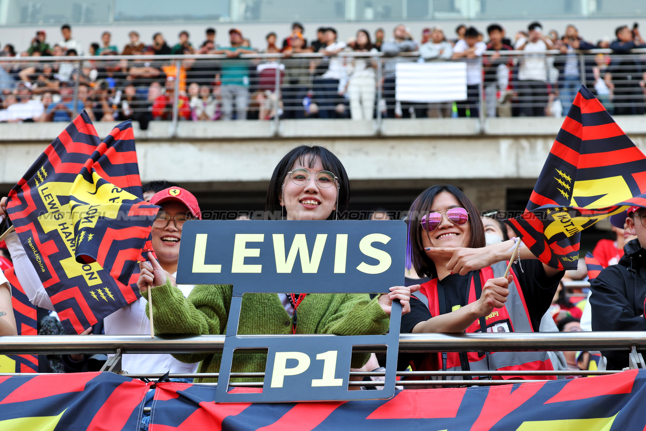 GP CINA, Circuit Atmosfera - Lewis Hamilton (GBR) Ferrari fans in the grandstand.

22.03.2025. Formula 1 World Championship, Rd 2, Chinese Grand Prix, Shanghai, China, Sprint e Qualifiche Day.

- www.xpbimages.com, EMail: requests@xpbimages.com © Copyright: Bearne / XPB Images