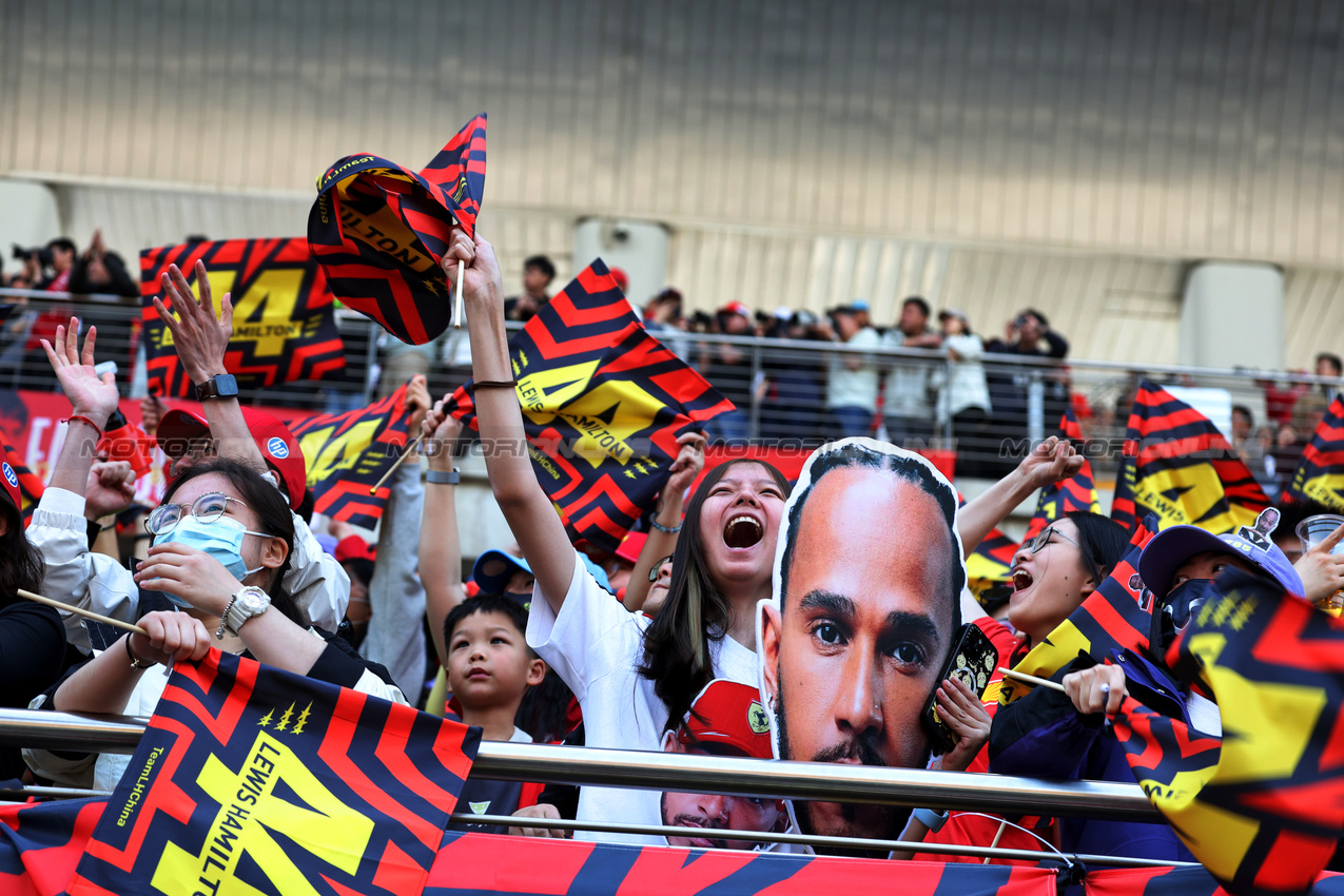 GP CINA, Circuit Atmosfera - Lewis Hamilton (GBR) Ferrari fans in the grandstand.

22.03.2025. Formula 1 World Championship, Rd 2, Chinese Grand Prix, Shanghai, China, Sprint e Qualifiche Day.

- www.xpbimages.com, EMail: requests@xpbimages.com © Copyright: Bearne / XPB Images
