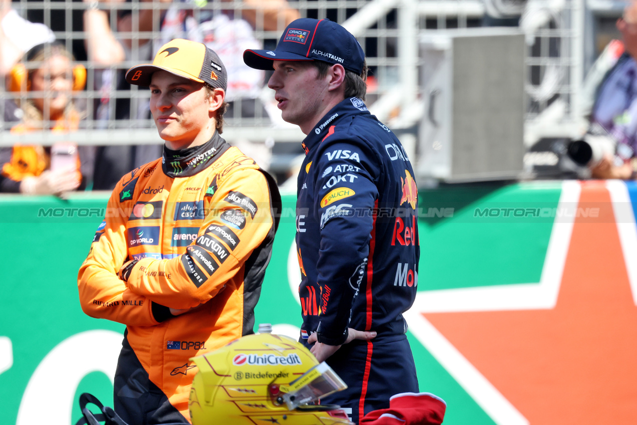 GP CINA, Third placed Max Verstappen (NLD) Red Bull Racing (Right) in Sprint parc ferme with second placed Oscar Piastri (AUS) McLaren.

22.03.2025. Formula 1 World Championship, Rd 2, Chinese Grand Prix, Shanghai, China, Sprint e Qualifiche Day.

- www.xpbimages.com, EMail: requests@xpbimages.com © Copyright: Bearne / XPB Images