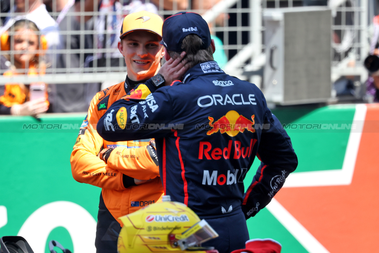 GP CINA, Third placed Max Verstappen (NLD) Red Bull Racing (Right) in Sprint parc ferme with second placed Oscar Piastri (AUS) McLaren.

22.03.2025. Formula 1 World Championship, Rd 2, Chinese Grand Prix, Shanghai, China, Sprint e Qualifiche Day.

- www.xpbimages.com, EMail: requests@xpbimages.com © Copyright: Bearne / XPB Images