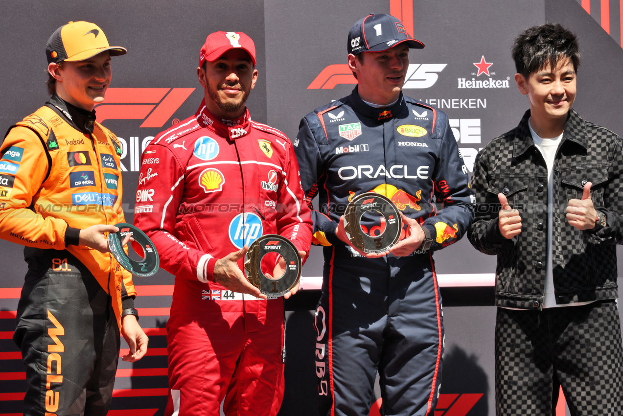 GP CINA, Sprint parc ferme (L to R): Oscar Piastri (AUS) McLaren, second; Lewis Hamilton (GBR) Ferrari, vincitore; Max Verstappen (NLD) Red Bull Racing, third; Jimmy Lin (TWN) Singer / Actor.

22.03.2025. Formula 1 World Championship, Rd 2, Chinese Grand Prix, Shanghai, China, Sprint e Qualifiche Day.

- www.xpbimages.com, EMail: requests@xpbimages.com © Copyright: Bearne / XPB Images