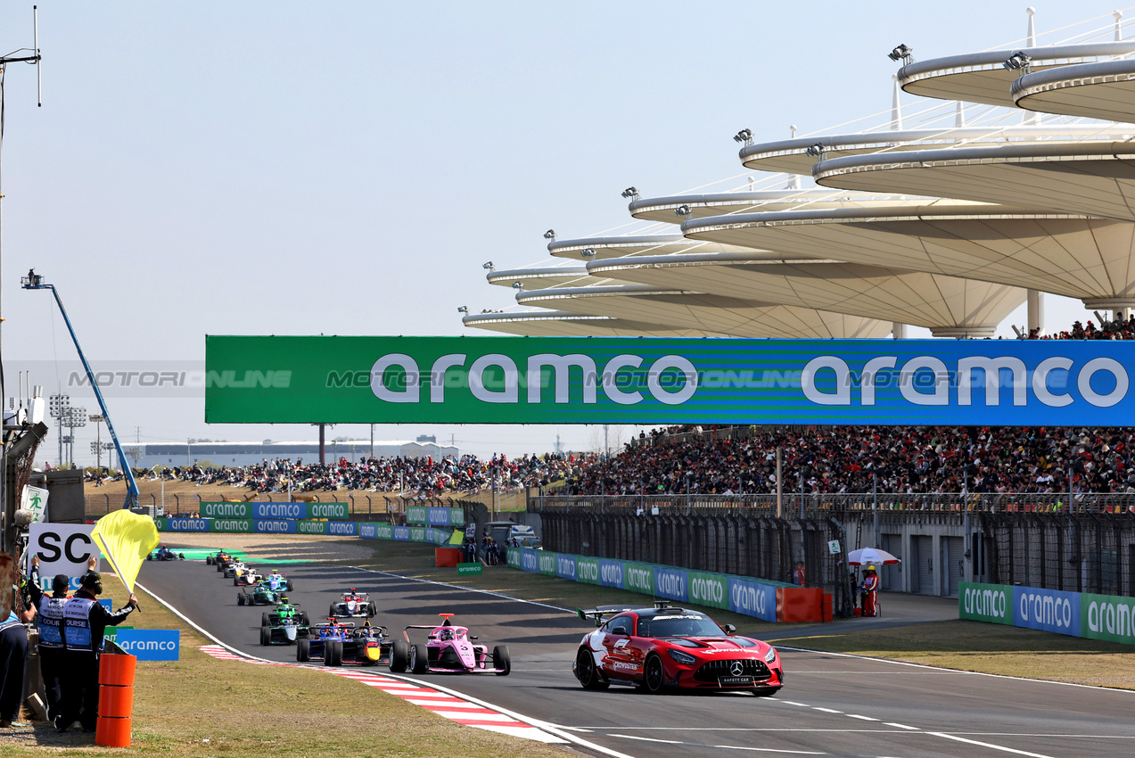 GP CINA, Nina Gademan (NLD) Prema Racing davanti a behind the Mercedes AMG FIA Safety Car.

22.03.2025. FIA Formula Academy, Rd 1, Gara 1, Shanghai, China, Saturday.

- www.xpbimages.com, EMail: requests@xpbimages.com Copyright: XPB Images