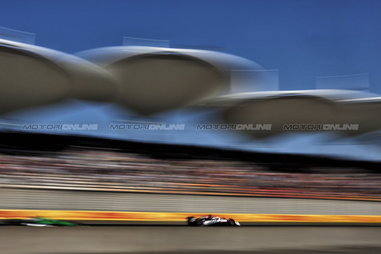 GP CINA, Esteban Ocon (FRA) Haas VF-25.

22.03.2025. Formula 1 World Championship, Rd 2, Chinese Grand Prix, Shanghai, China, Sprint e Qualifiche Day.

- www.xpbimages.com, EMail: requests@xpbimages.com © Copyright: Charniaux / XPB Images