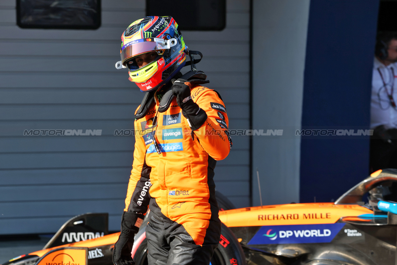 GP CINA, Oscar Piastri (AUS) McLaren celebrates his pole position in qualifying parc ferme.

22.03.2025. Formula 1 World Championship, Rd 2, Chinese Grand Prix, Shanghai, China, Sprint e Qualifiche Day.

- www.xpbimages.com, EMail: requests@xpbimages.com © Copyright: Batchelor / XPB Images