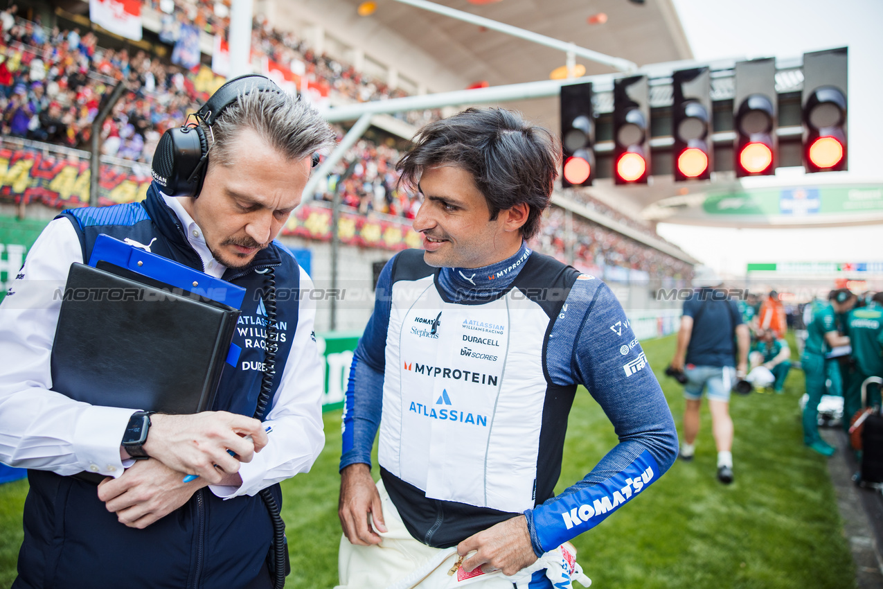 GP CINA, (L to R): Gaetan Jego (FRA) Atlassian Williams Racing Gara Engineer with Carlos Sainz (ESP) Atlassian Williams Racing on the grid.

22.03.2025. Formula 1 World Championship, Rd 2, Chinese Grand Prix, Shanghai, China, Sprint e Qualifiche Day.

- www.xpbimages.com, EMail: requests@xpbimages.com © Copyright: Bearne / XPB Images