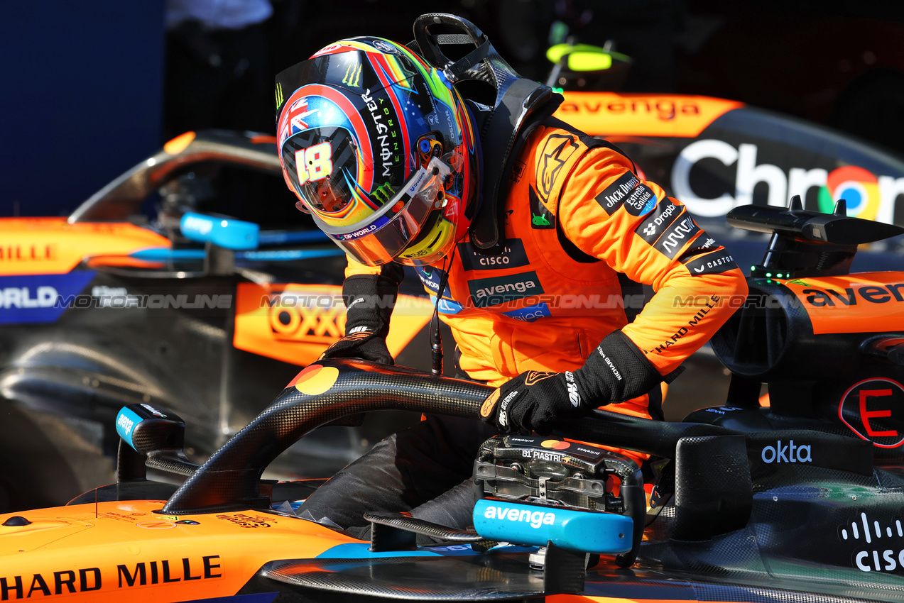 GP CINA, Pole sitter Oscar Piastri (AUS) McLaren MCL39 in qualifying parc ferme.

22.03.2025. Formula 1 World Championship, Rd 2, Chinese Grand Prix, Shanghai, China, Sprint e Qualifiche Day.

- www.xpbimages.com, EMail: requests@xpbimages.com © Copyright: Batchelor / XPB Images