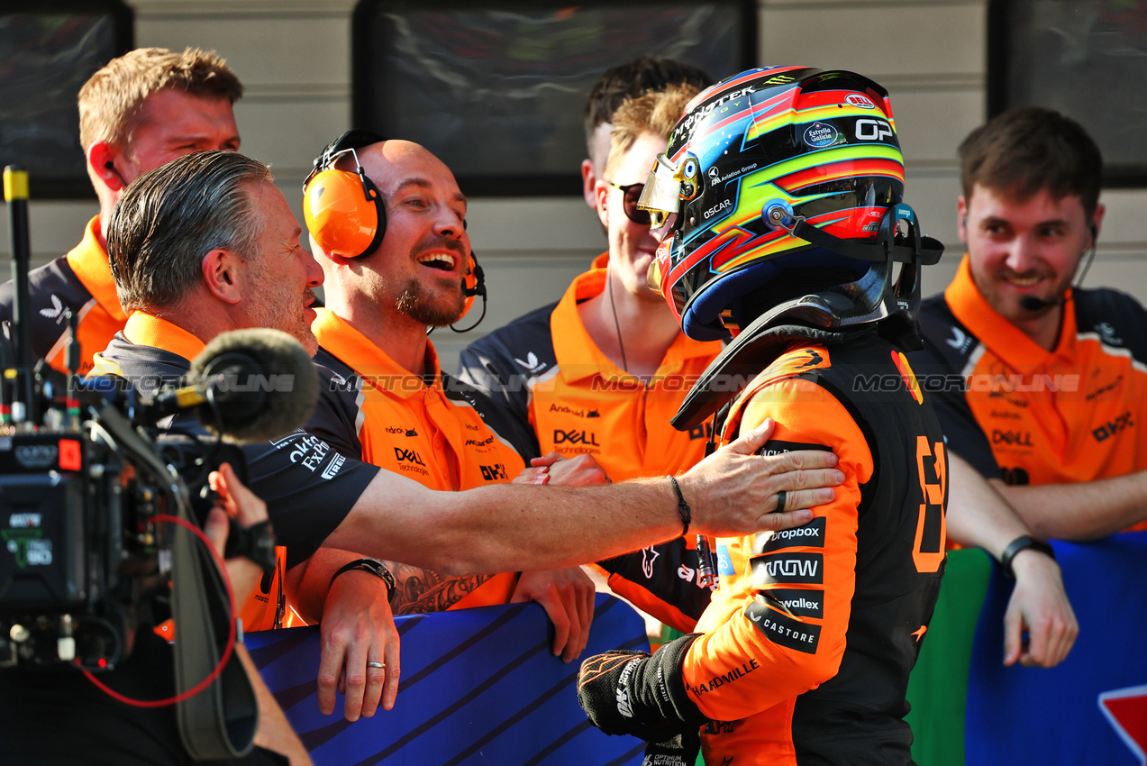 GP CINA, Oscar Piastri (AUS) McLaren celebrates his pole position in qualifying parc ferme with Zak Brown (USA) McLaren Executive Director e the team.

22.03.2025. Formula 1 World Championship, Rd 2, Chinese Grand Prix, Shanghai, China, Sprint e Qualifiche Day.

- www.xpbimages.com, EMail: requests@xpbimages.com © Copyright: Batchelor / XPB Images