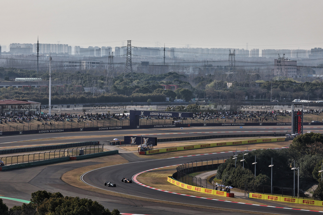 GP CINA, George Russell (GBR) Mercedes AMG F1 W16 e Max Verstappen (NLD) Red Bull Racing RB21.

22.03.2025. Formula 1 World Championship, Rd 2, Chinese Grand Prix, Shanghai, China, Sprint e Qualifiche Day.

- www.xpbimages.com, EMail: requests@xpbimages.com © Copyright: Moy / XPB Images