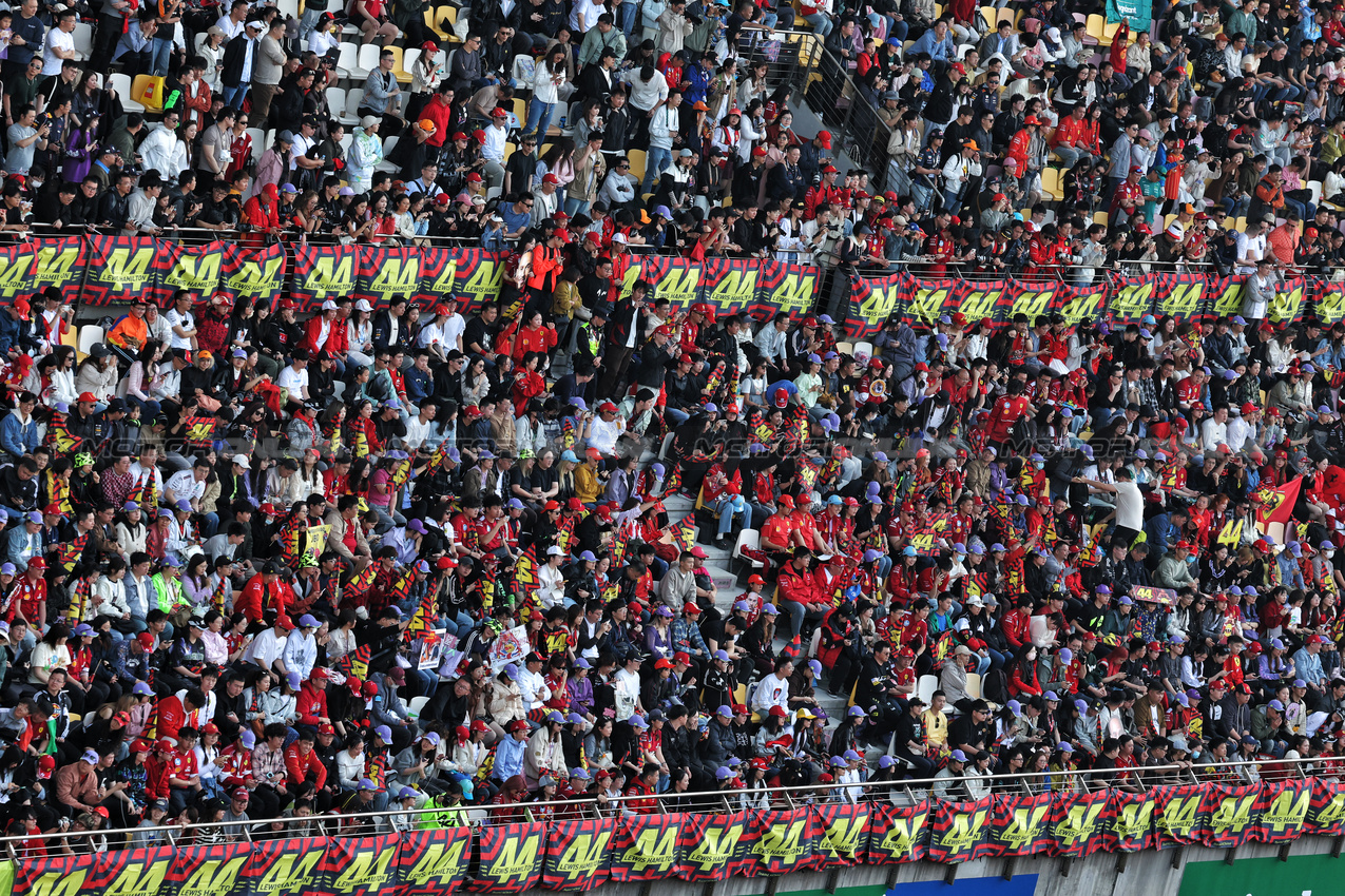 GP CINA, Circuit Atmosfera - fans in the grandstand.

22.03.2025. Formula 1 World Championship, Rd 2, Chinese Grand Prix, Shanghai, China, Sprint e Qualifiche Day.

- www.xpbimages.com, EMail: requests@xpbimages.com © Copyright: Moy / XPB Images