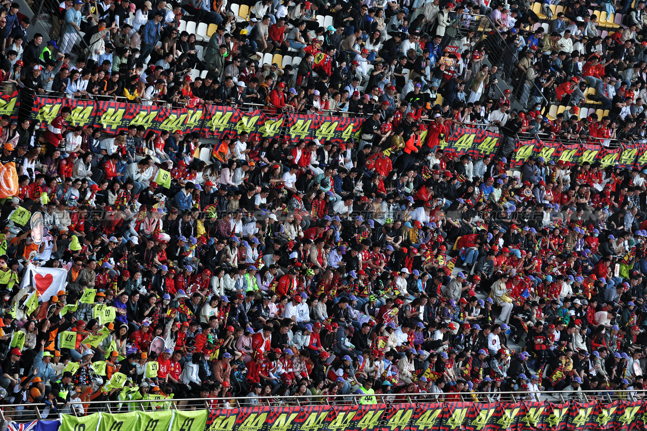 GP CINA, Circuit Atmosfera - fans in the grandstand.

22.03.2025. Formula 1 World Championship, Rd 2, Chinese Grand Prix, Shanghai, China, Sprint e Qualifiche Day.

- www.xpbimages.com, EMail: requests@xpbimages.com © Copyright: Moy / XPB Images