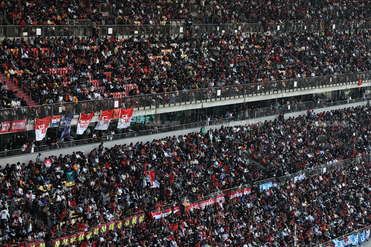 GP CINA, Circuit Atmosfera - fans in the grandstand.

22.03.2025. Formula 1 World Championship, Rd 2, Chinese Grand Prix, Shanghai, China, Sprint e Qualifiche Day.

- www.xpbimages.com, EMail: requests@xpbimages.com © Copyright: Moy / XPB Images