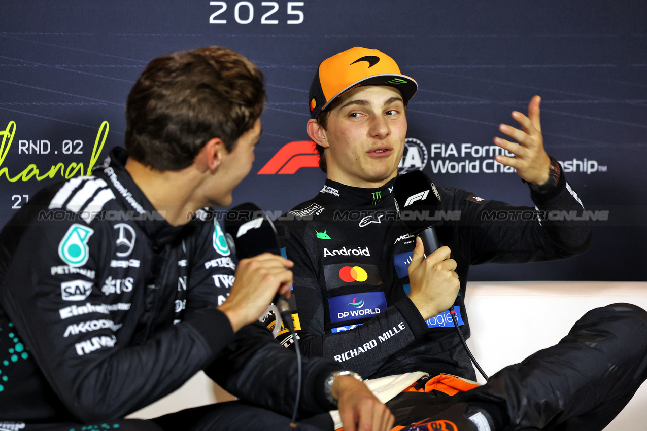 GP CINA, (L to R): George Russell (GBR) Mercedes AMG F1 e Oscar Piastri (AUS) McLaren, in the post qualifying FIA Press Conference.

22.03.2025. Formula 1 World Championship, Rd 2, Chinese Grand Prix, Shanghai, China, Sprint e Qualifiche Day.

- www.xpbimages.com, EMail: requests@xpbimages.com © Copyright: Moy / XPB Images