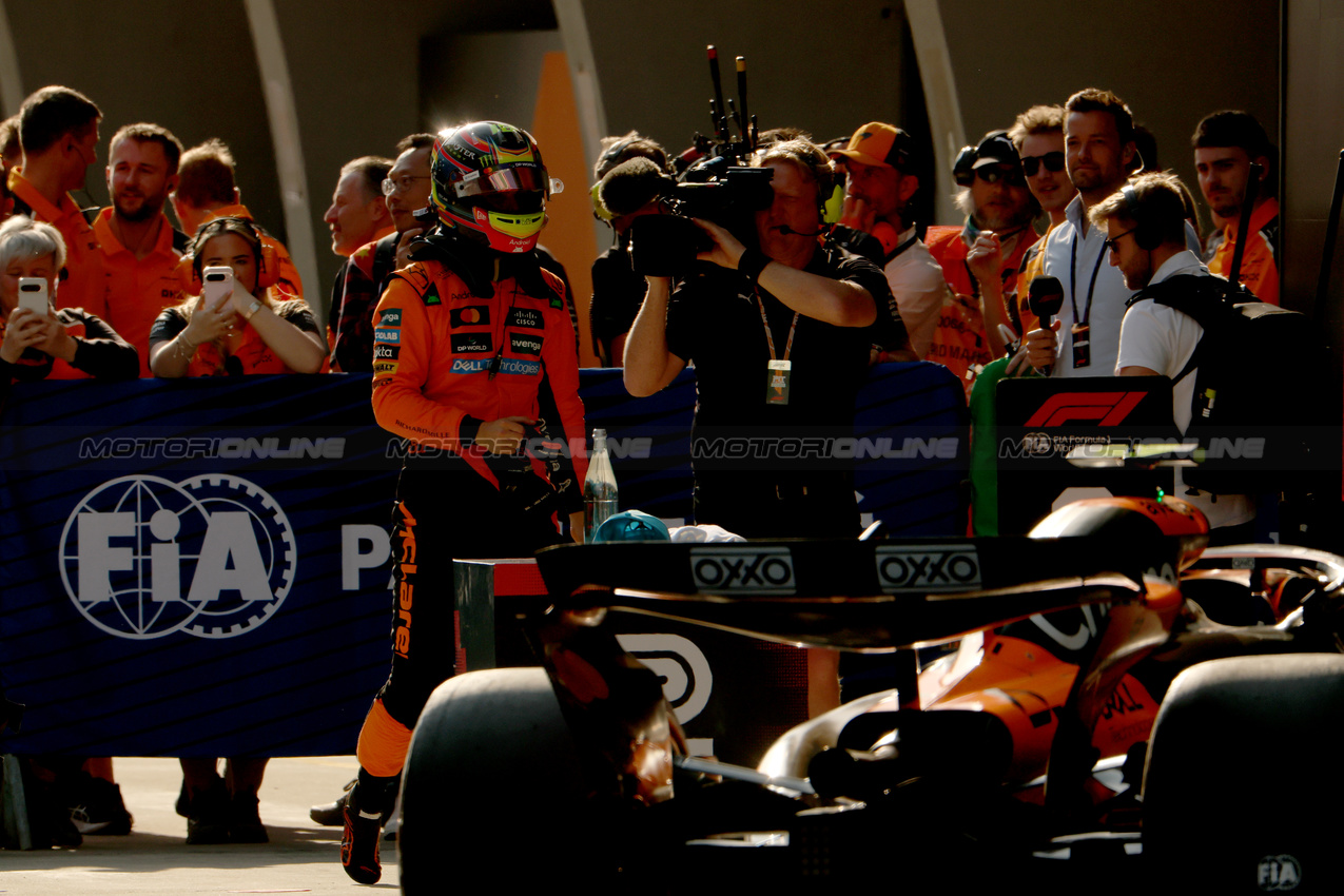 GP CINA, Oscar Piastri (AUS) McLaren celebrates his pole position in qualifying parc ferme.

22.03.2025. Formula 1 World Championship, Rd 2, Chinese Grand Prix, Shanghai, China, Sprint e Qualifiche Day.

 - www.xpbimages.com, EMail: requests@xpbimages.com © Copyright: Coates / XPB Images