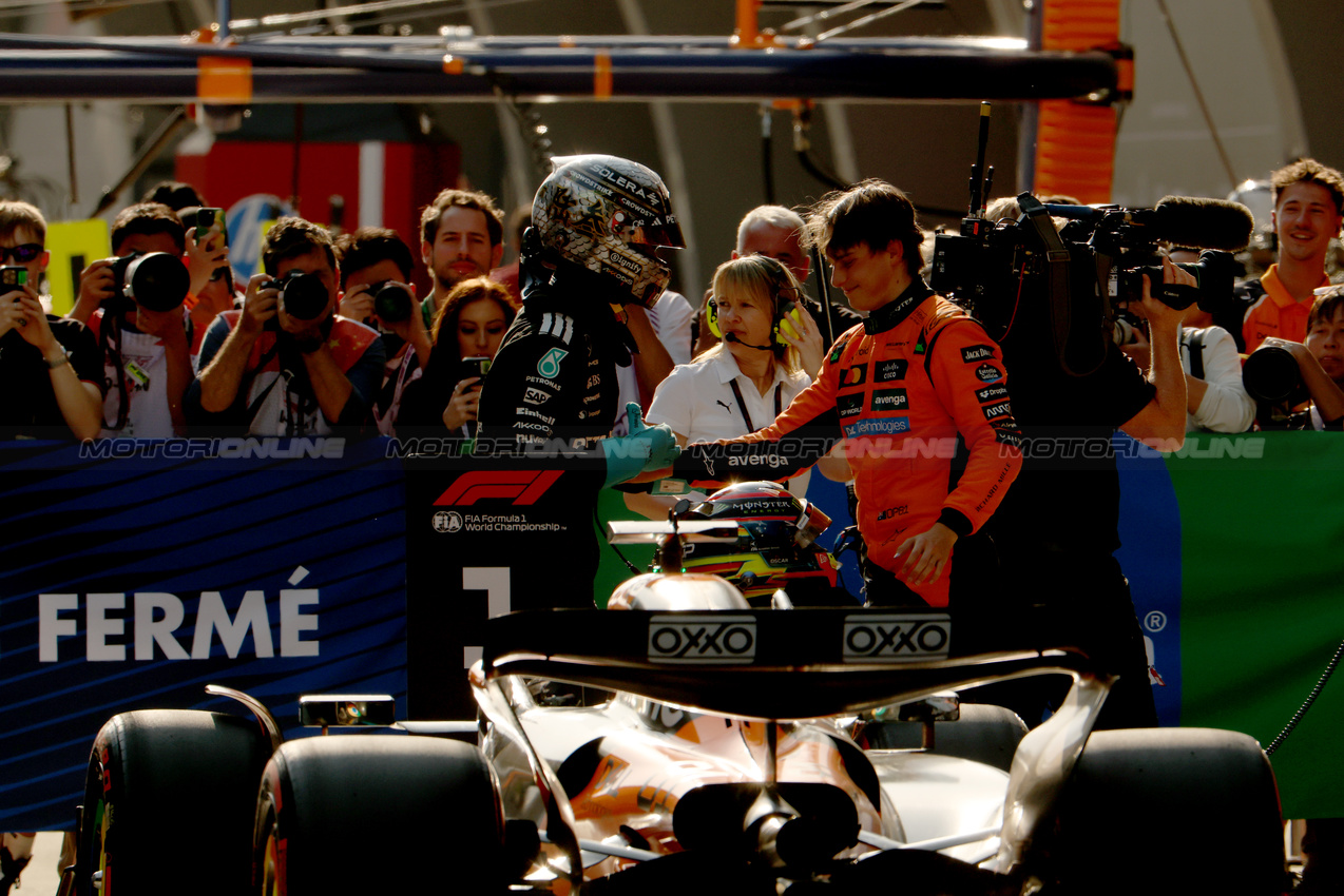 GP CINA, (L to R): Second placed George Russell (GBR) Mercedes AMG F1 in qualifying parc ferme with pole sitter Oscar Piastri (AUS) McLaren.

22.03.2025. Formula 1 World Championship, Rd 2, Chinese Grand Prix, Shanghai, China, Sprint e Qualifiche Day.

 - www.xpbimages.com, EMail: requests@xpbimages.com © Copyright: Coates / XPB Images