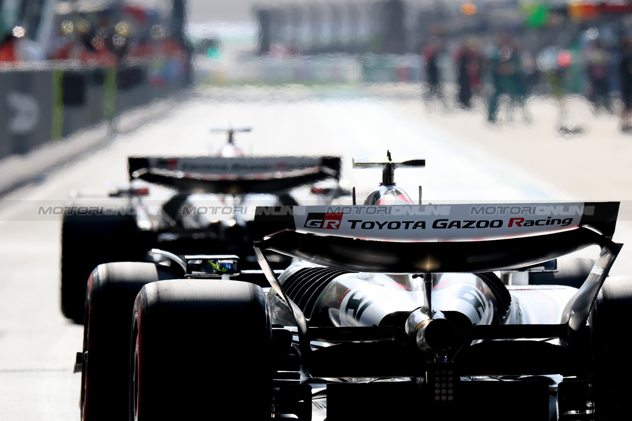 GP CINA, Esteban Ocon (FRA) Haas VF-25 in the pits.

22.03.2025. Formula 1 World Championship, Rd 2, Chinese Grand Prix, Shanghai, China, Sprint e Qualifiche Day.

 - www.xpbimages.com, EMail: requests@xpbimages.com © Copyright: Coates / XPB Images