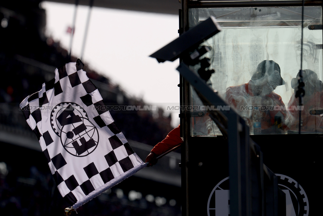 GP CINA, The chequered flag is waved.

22.03.2025. Formula 1 World Championship, Rd 2, Chinese Grand Prix, Shanghai, China, Sprint e Qualifiche Day.

 - www.xpbimages.com, EMail: requests@xpbimages.com © Copyright: Coates / XPB Images